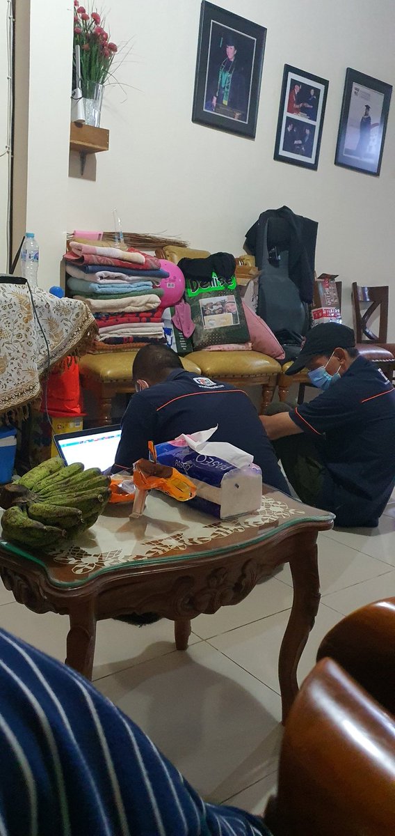 dirautama's tweet photo. @FirstMediaCares Saya mau teknisi yang dateng besok itu adalah mreka berdua ini, yang udah dateng ke rumah saya hari Sabtu tgl 10 April lalu. Terserah kalo mreka mau ajak teknisi lain yg lebih pinter. MEREKA BERDUA UDAH TAU MASALAHNYA ADA DI JARINGAN, ADA DATA GRAFIKNYA DI LAPTOP MEREKA... https://t.co/19z78mKw4Z