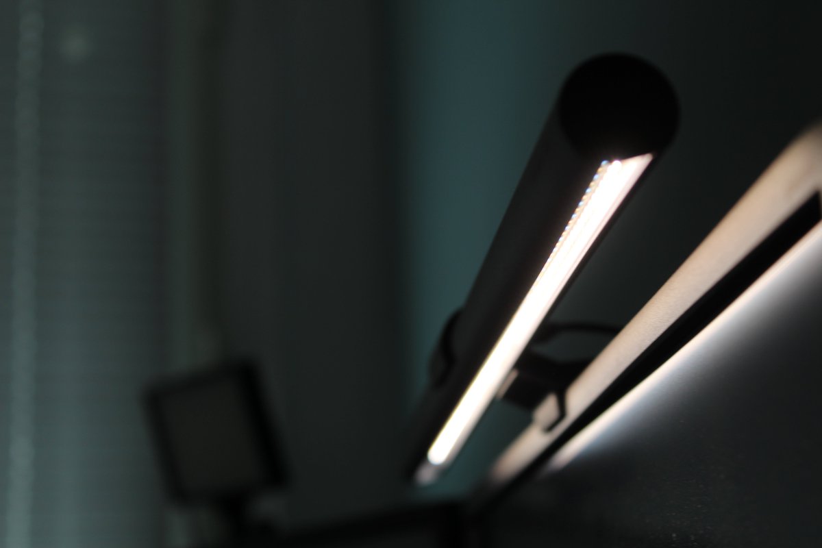 2)  #Lampe ScreenBar PlusC'est une lampe qu'on place au dessus de l'écran et qui a un angle intéressant pour éviter d'être ébloui. Elle se branche en USB et je peux changer la température, l'intensité et elle a même un mode auto qui détecte la luminosité de la pièce. 129€