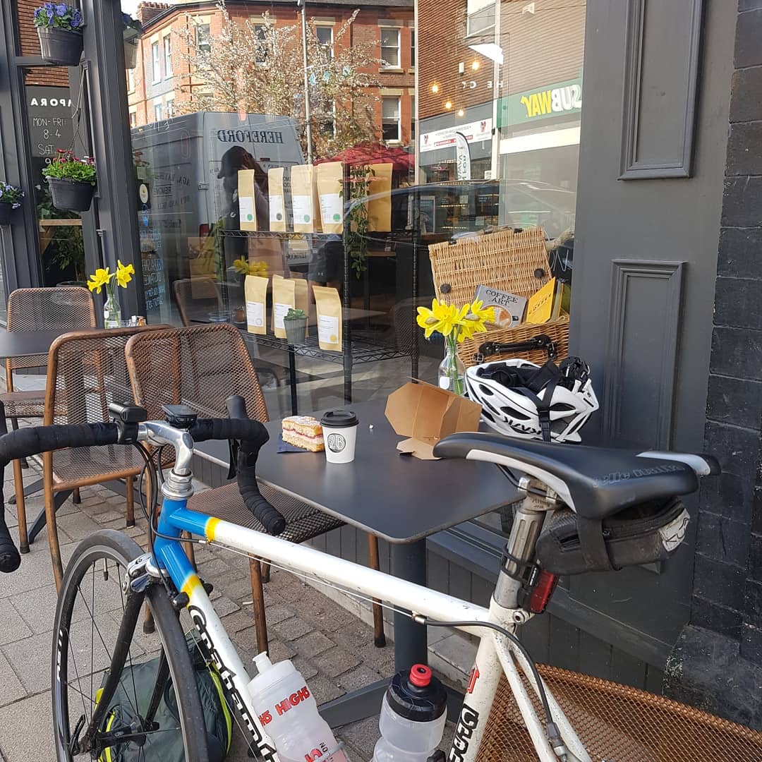ucanswim's tweet photo. 2nd ride in as many days (123k in 2 days). Always great to stop for the best coffee @2BTwoBrothers #altrincham
How's your day going?
@Kask_cycling @UkTriChat
#twobrotherscoffee #uktrichat #cycling #cyclist #crosstraining https://t.co/DlOjMFEmPk