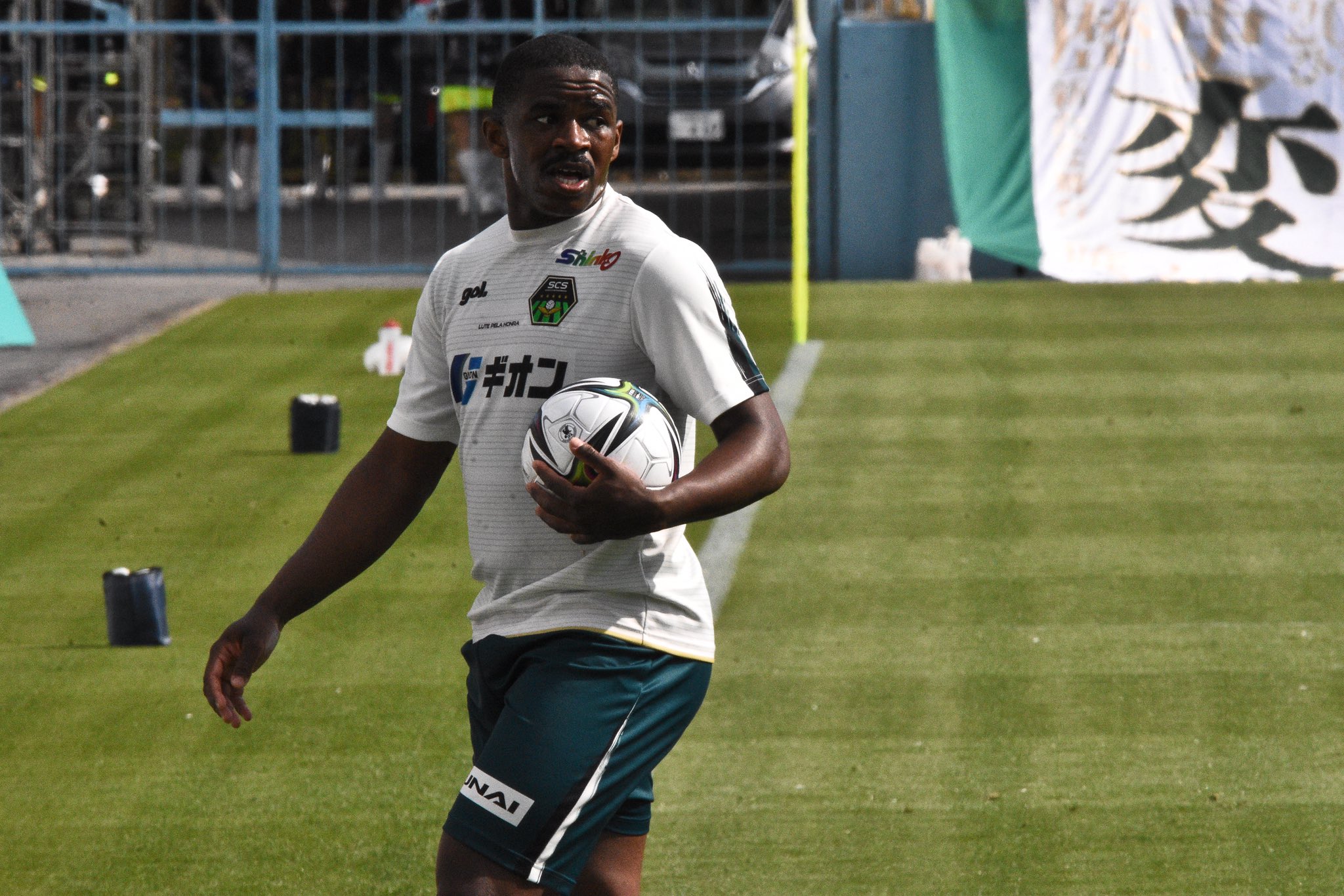 天のなめこ 殆ど助走無しでスローインする姿に驚きました ﾟdﾟ 写真のはファールスローになってしまったけど相模原のこの選手 は後々脅威となる気がする怖ぇ ﾟdﾟ Sc相模原 ユーリ T Co Nhhqhuldth Twitter