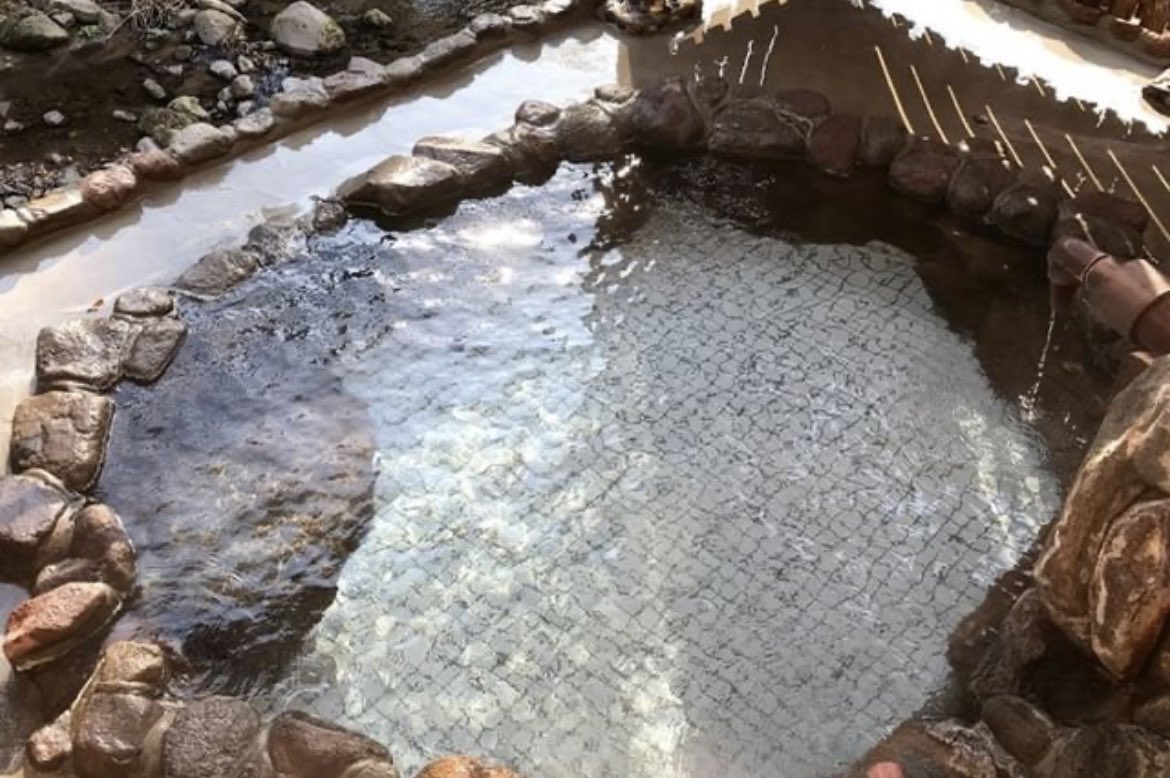 saravio_jp's tweet image. RG92を抽出したまさにその源泉にて、疲れたからだを労わって足湯しながらここでしか味わえない特別なものを

#温泉 のちからで未来を変える。私たちの想いが、多くの方を勇気づけ、この国に前向きな気運が生まれることを強く願っております。

#RG92 #コロナ対策 
#コロナに負けるな