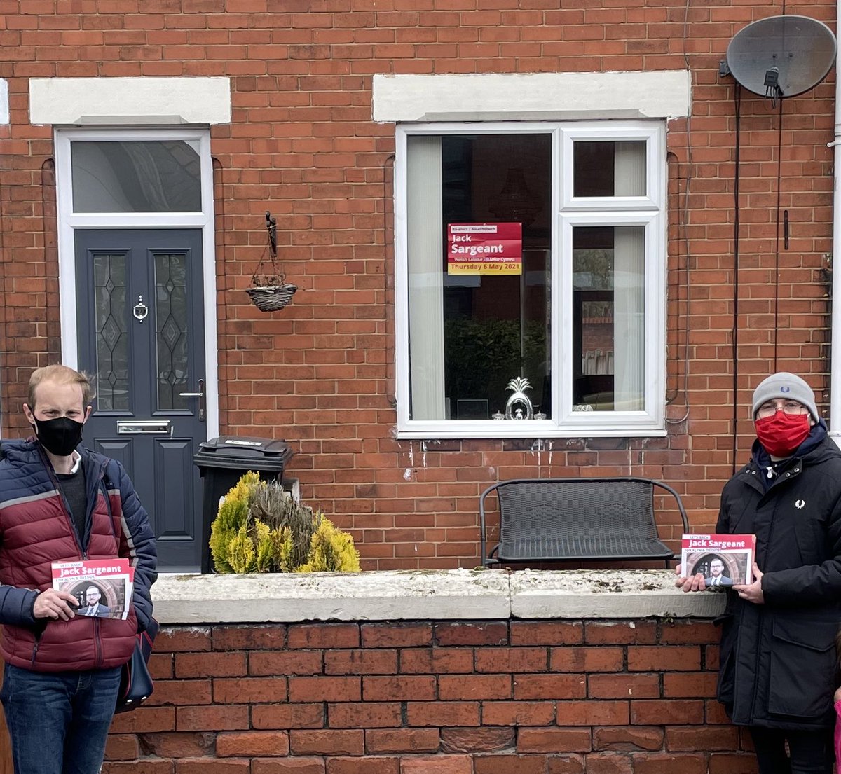 JackSargeantAM's tweet image. Last week’s leafleting finished in Shotton with Cllr @SeanBibby1. Back out on the #LabourDoorstep today in the Quay with Cllr @MartinWhite66. 

Vote Sargeant, vote Labour on May 6th 🗳

#LetsBackJack #AlynandDeeside