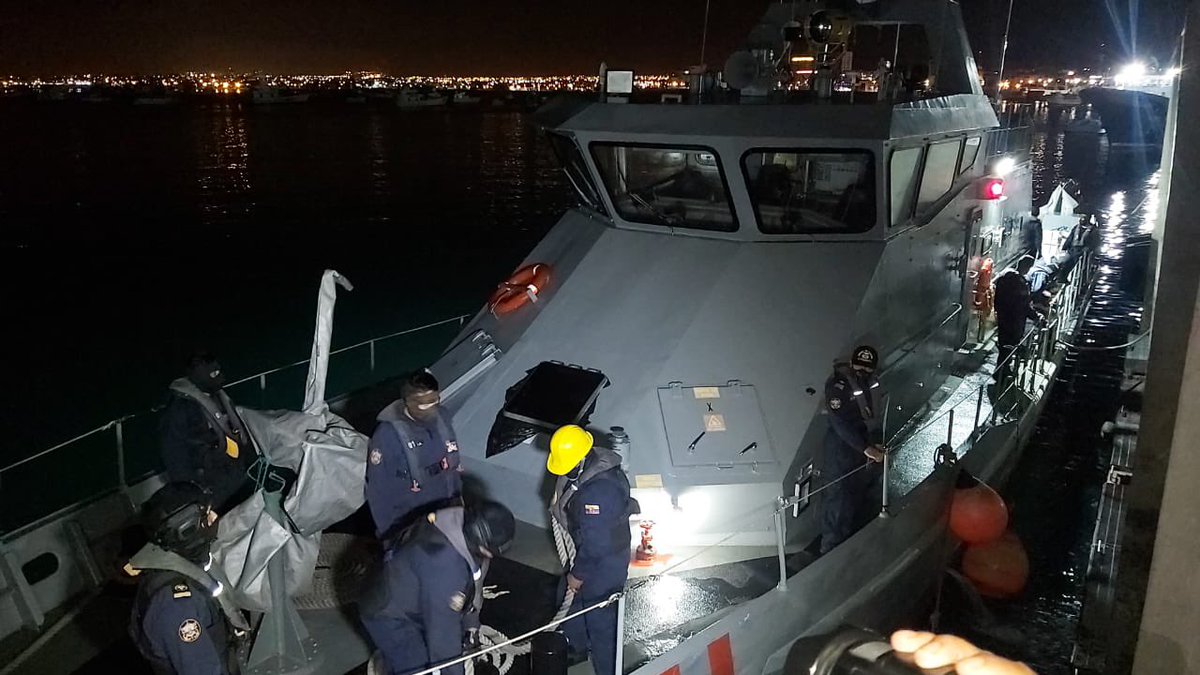 armada_ecuador's tweet photo. 2/2 La sustancia localizada a 130MN al NO del puerto de #Manta fue recogida del mar y trasladada al puerto para ser judicializada.
.
Con estas acciones se reafirma el compromiso y entrega profesional trabajando para mitigar las amenazas en los espacios marítimos. #UCSMAN https://t.co/5tpME52547