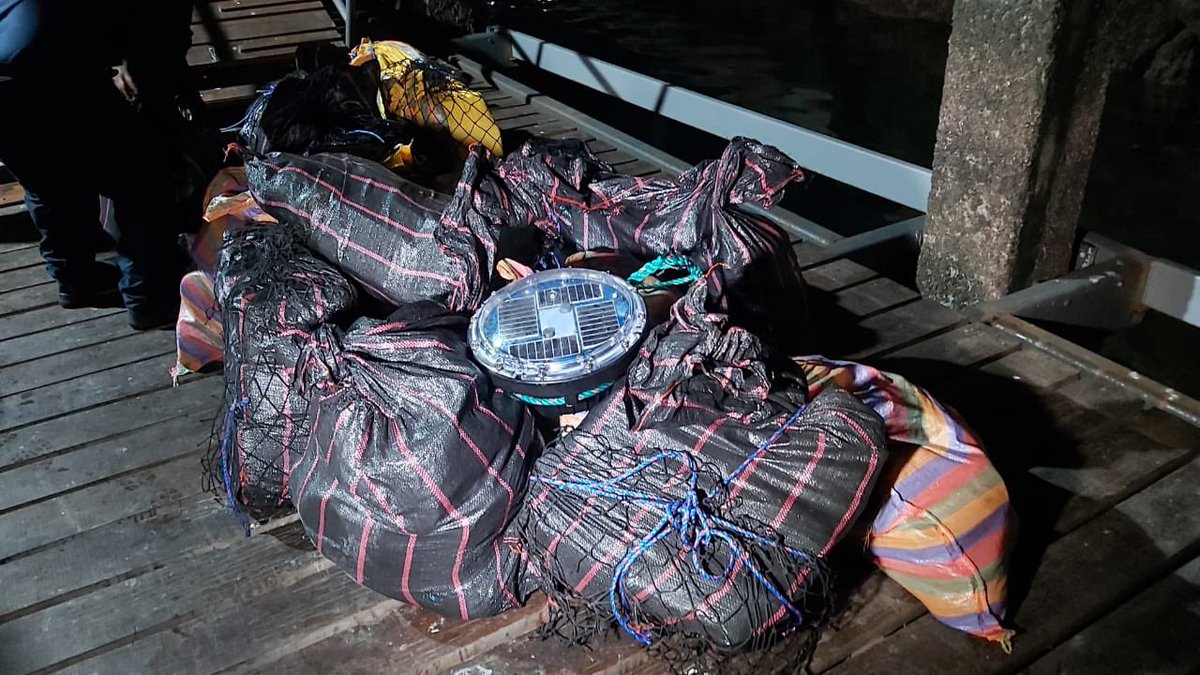 armada_ecuador's tweet photo. 2/2 La sustancia localizada a 130MN al NO del puerto de #Manta fue recogida del mar y trasladada al puerto para ser judicializada.
.
Con estas acciones se reafirma el compromiso y entrega profesional trabajando para mitigar las amenazas en los espacios marítimos. #UCSMAN https://t.co/5tpME52547