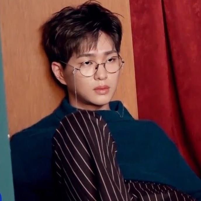 Shinee Onew radiating dilf energy -a very hot thread