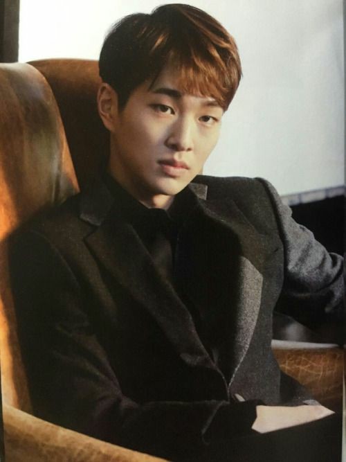 Shinee Onew radiating dilf energy -a very hot thread