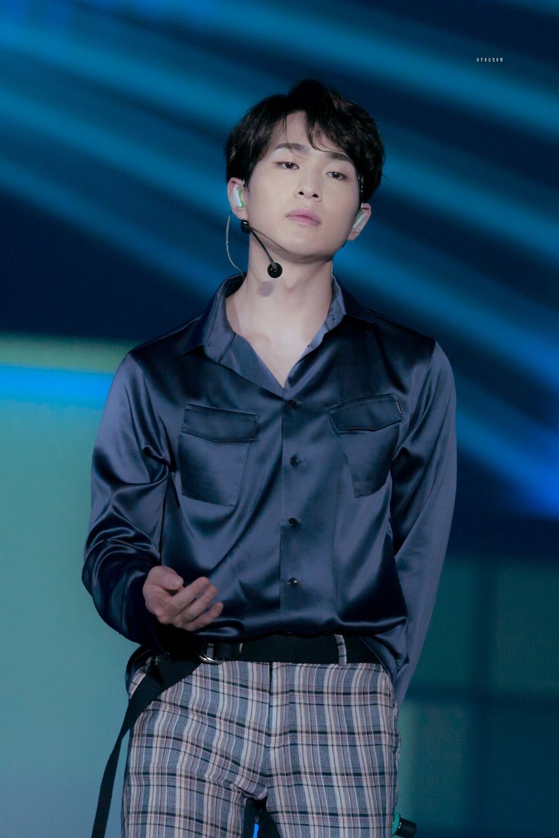 Shinee Onew radiating dilf energy -a very hot thread