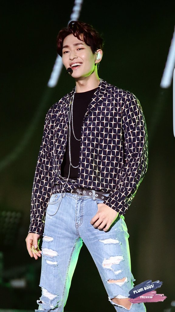 Shinee Onew radiating dilf energy -a very hot thread