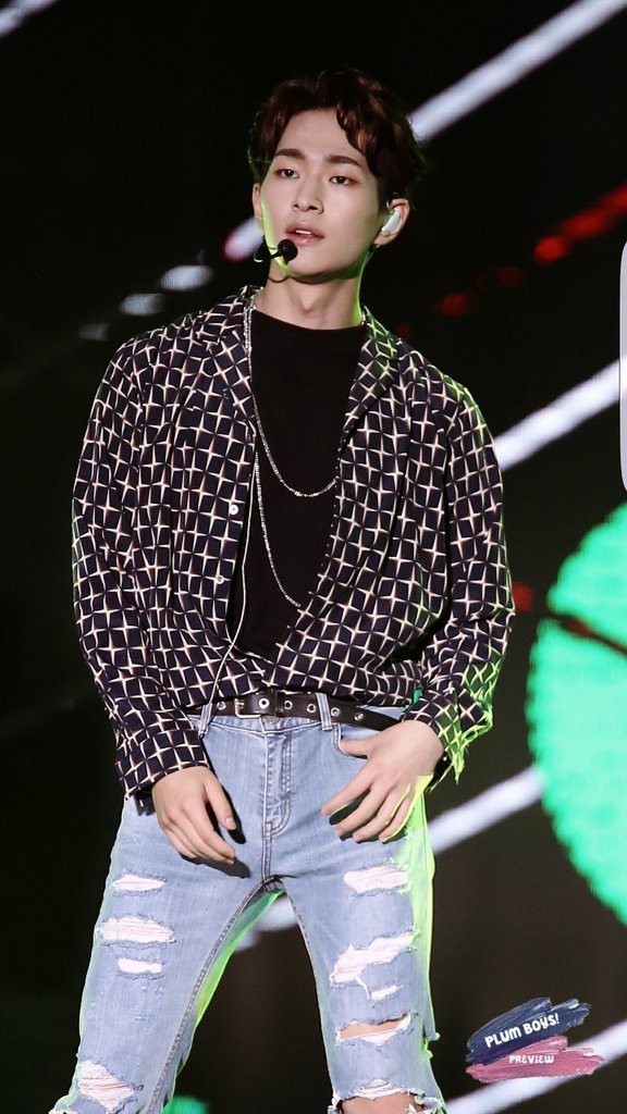 Shinee Onew radiating dilf energy -a very hot thread