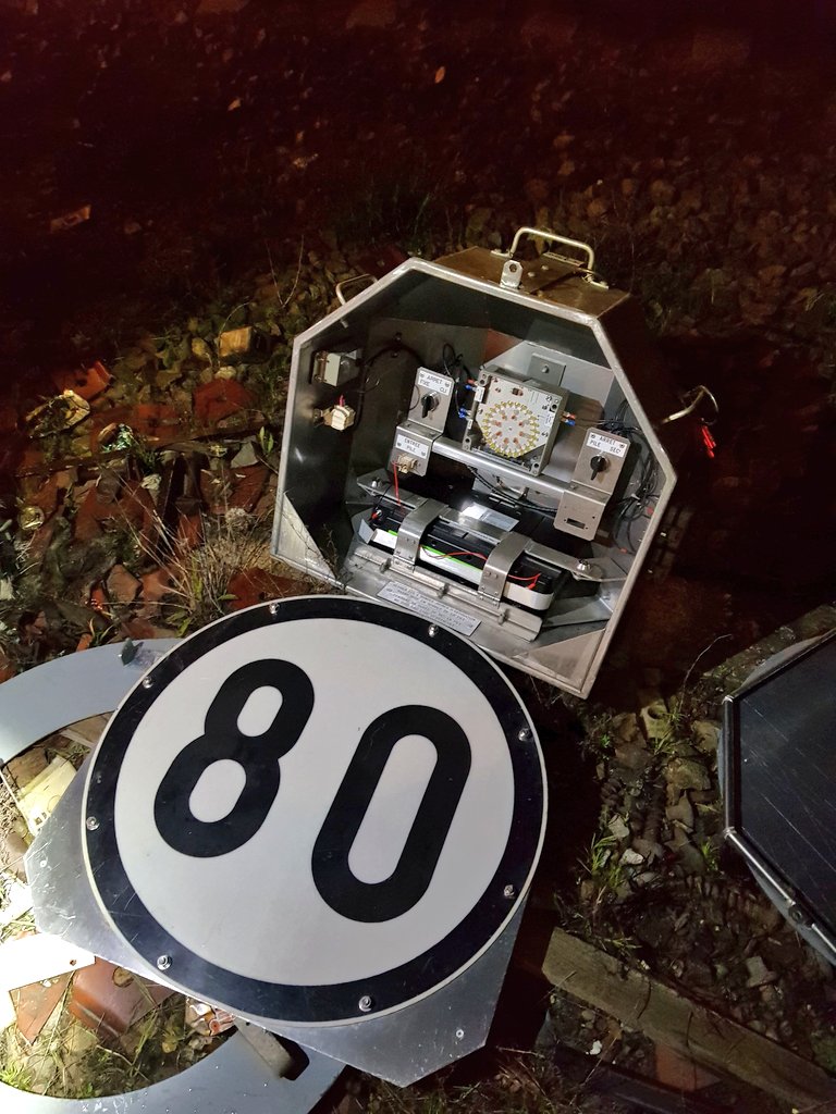 La #nuit dernière c'était montage de #LTV pour les chantiers à venir des prochaines semaines sur la zone du Saut de Mouton de #Bezons dans le cadre du projet #EOLE #rerE
Les équipes #Voie et #SE travaillent ensemble pour la réalisation.
<a href="/itif_travaux/">1Afer2rail</a> 
<a href="/SNCFReseau/">SNCF Réseau</a> 
#TeamSNCF