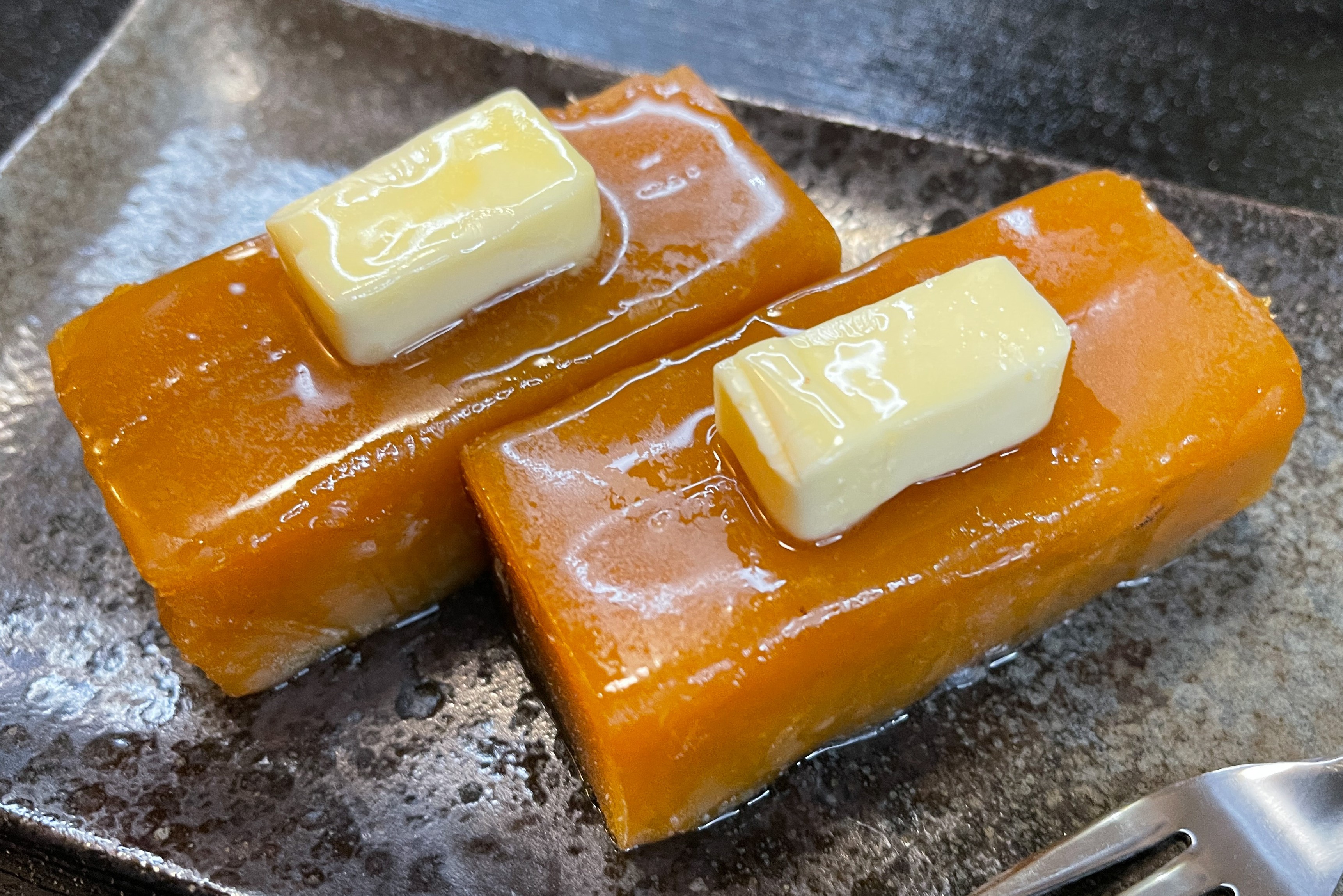 唯一無二の絶品グルメ むにぐるめ 贅沢な家ごはん 通販 お取り寄せ 黄金色に輝く 安納芋ようかん を販売しているお店 ずっしり重量級の芋ようかんは甘々濃厚で そのままかぶりつくとねっとり食感と強い芋の甘味がダイレクトに伝わる仕上がり