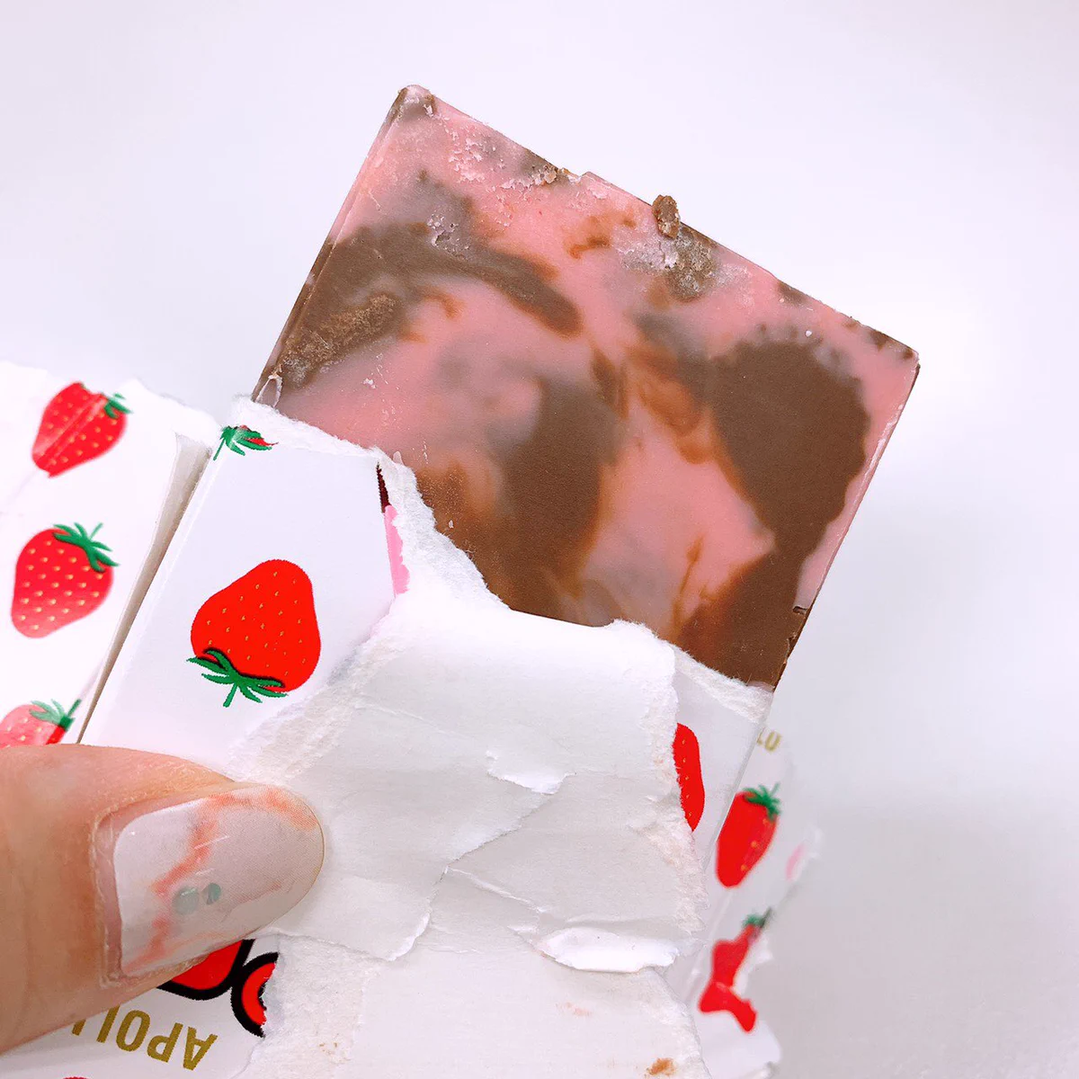 溶け切ったアポロを冷凍庫で固めるとｗｗｗ完全なる板チョコに変身