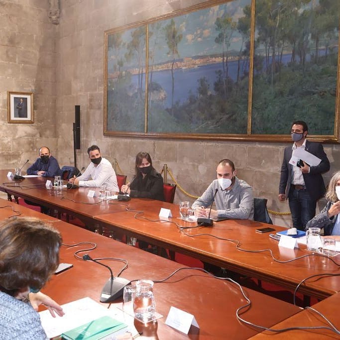 COLEFBalears's tweet photo. 📢 Ahir reunió amb la presidenta del @goib , la Sra. @F_Armengol ; amb la Consellera d' @GOIB_Social , la Sra. Fina Santiago; i amb el DG Model Econòmic i Ocupació, el Sr. Llorenç Pou;  per ➡️ obrim 🧶 https://t.co/yqgIMPYGx7