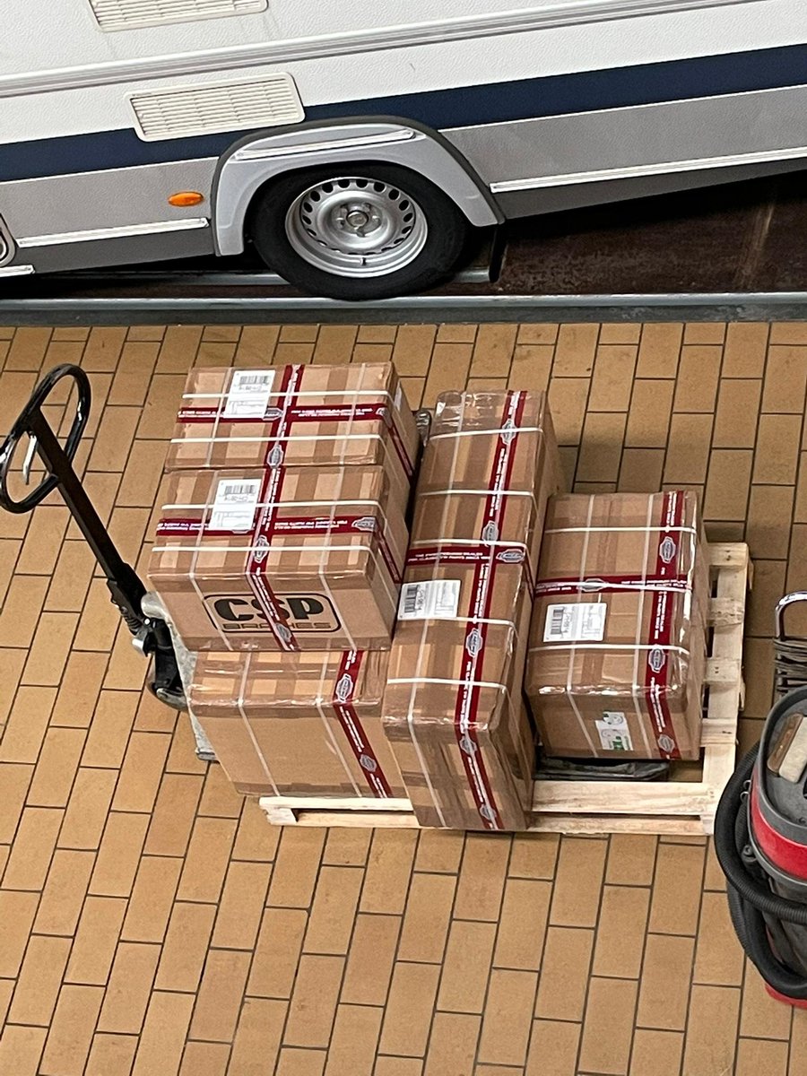 mirkocolemberg's tweet photo. VW-Van parts are arrived, let's put that T1 Bully together and have fun ;-) #T1 #Typ2 #vwbus #hippybus #SO42 https://t.co/RwppvPeq7m