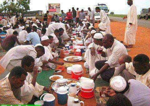 SudaneseCulture's tweet photo. Sudanese Break Their Fast Together at Iftar During #Ramadam 
#SudaneseCulture

من خصائص المجتمع السوداني، الإفطار الجماعي في #رمضان
 #ثقافة_سودانية https://t.co/F5YyQbiD1O