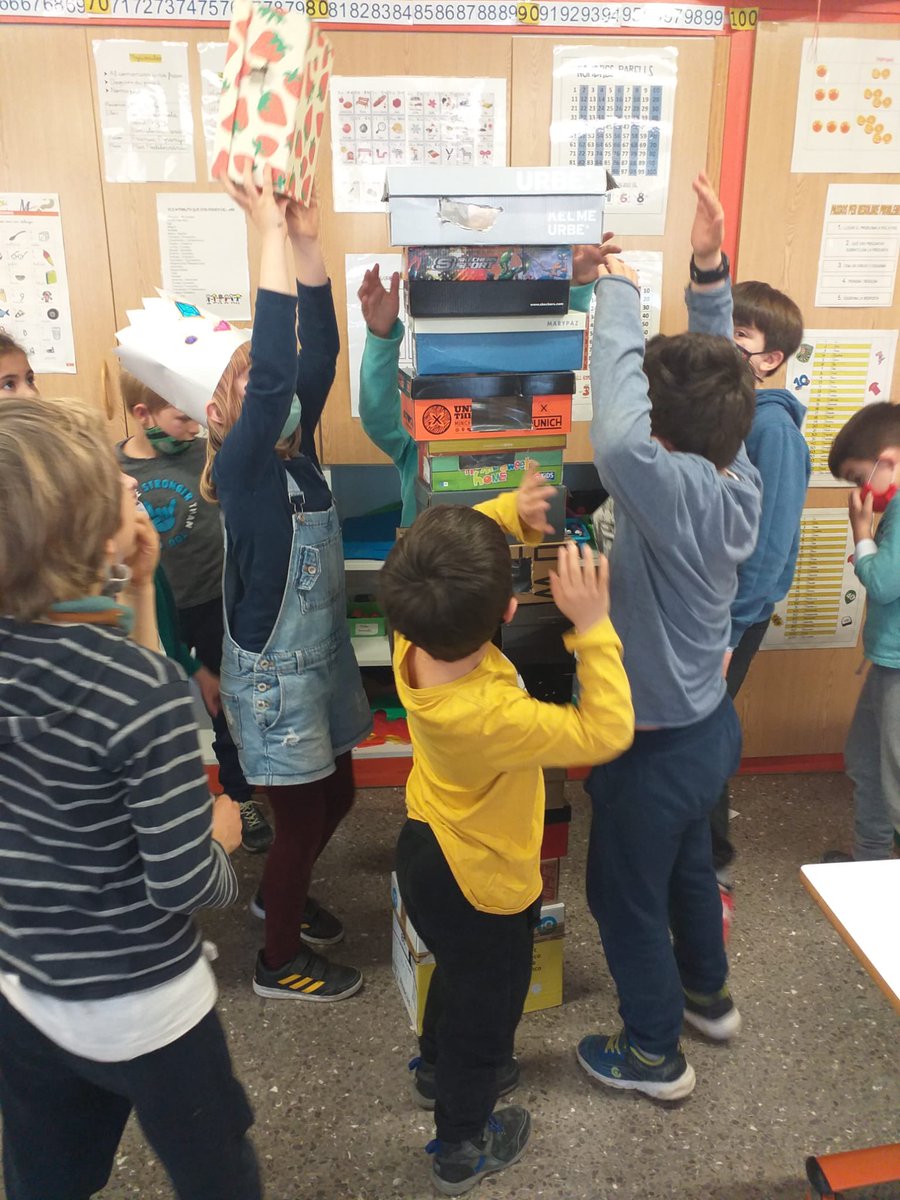BibCatalunya's tweet photo. Seguim amb els tallers de lectura! 
Aquesta vegada, els nens i nenes de 2n i 3r han gaudit del llibre "La casa dels cubs" de Kunio Kato i Kenya Hirata. Un text que ens fa reflexionar sobre la vida i recordar moments viscuts. L'alumnat ha pogut fer la seva caixa dels records. https://t.co/JA2Kg8uNMI