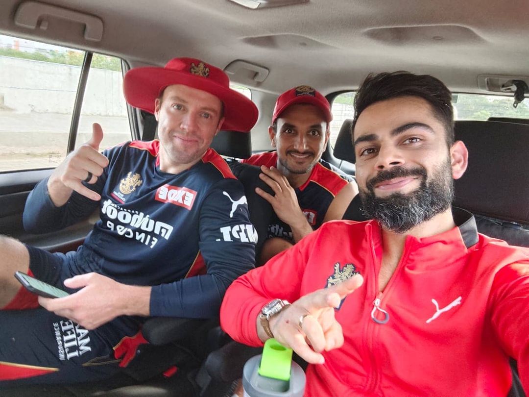 Virat Kohli, Ab De Villiers and Harshal Patel having fun and chilling togather.