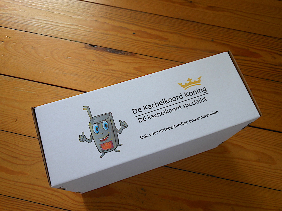 Koordkoning's tweet photo. De nieuwe bedrukte postdozen voor de Kachelkoord Koning zijn vanochtend binnengekomen. #kachelkoord #reclame #kachelkoordkoning #hittebestendigelijm #hittebestendigestuc #hittebestendigetegellijm https://t.co/cM1nYpYJtB