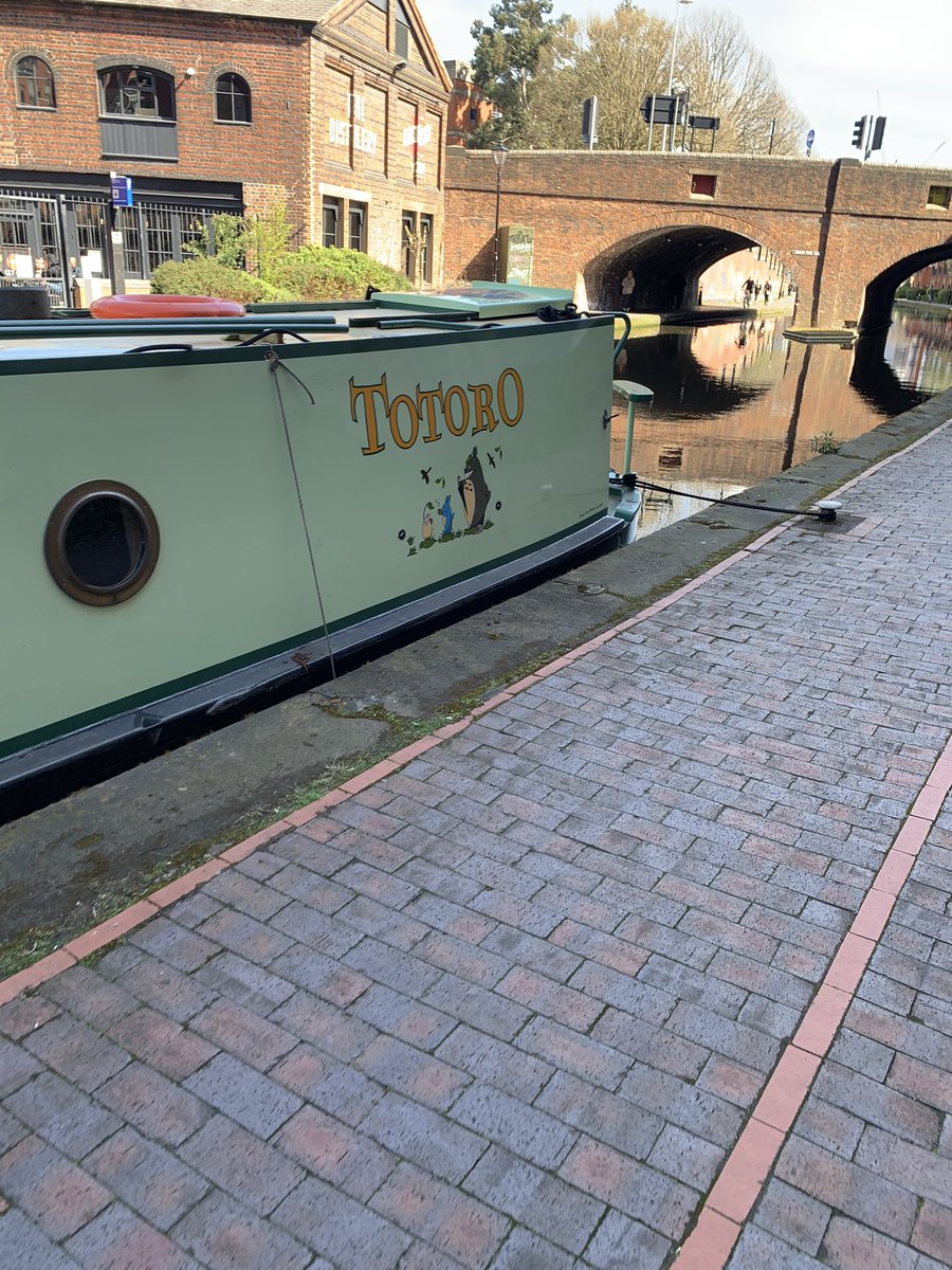 soupforeloise's tweet photo. LOOK A THIS CANAL BOAT LOOK AT IT RIGHT NOW https://t.co/VpExwIUcvD
