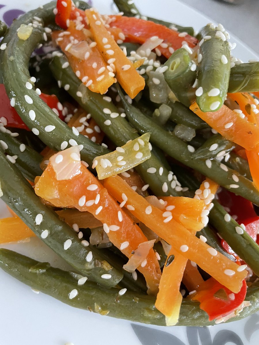 NellyDrab1's tweet photo. Stewed green beans with onion, sweet pepper, carrot &amp; sesame seeds. https://t.co/DoQ8gt19Jp
