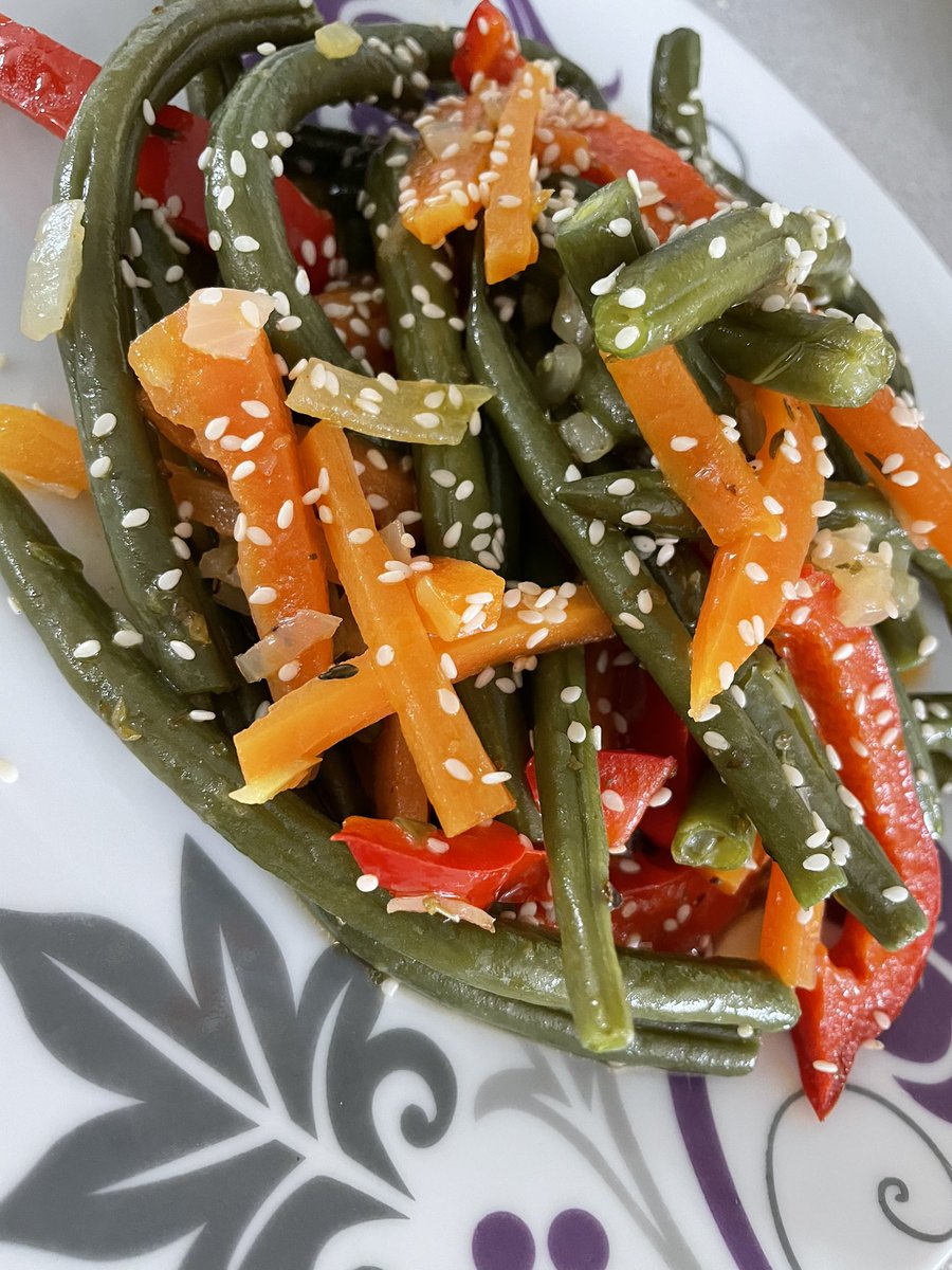 NellyDrab1's tweet photo. Stewed green beans with onion, sweet pepper, carrot &amp; sesame seeds. https://t.co/DoQ8gt19Jp
