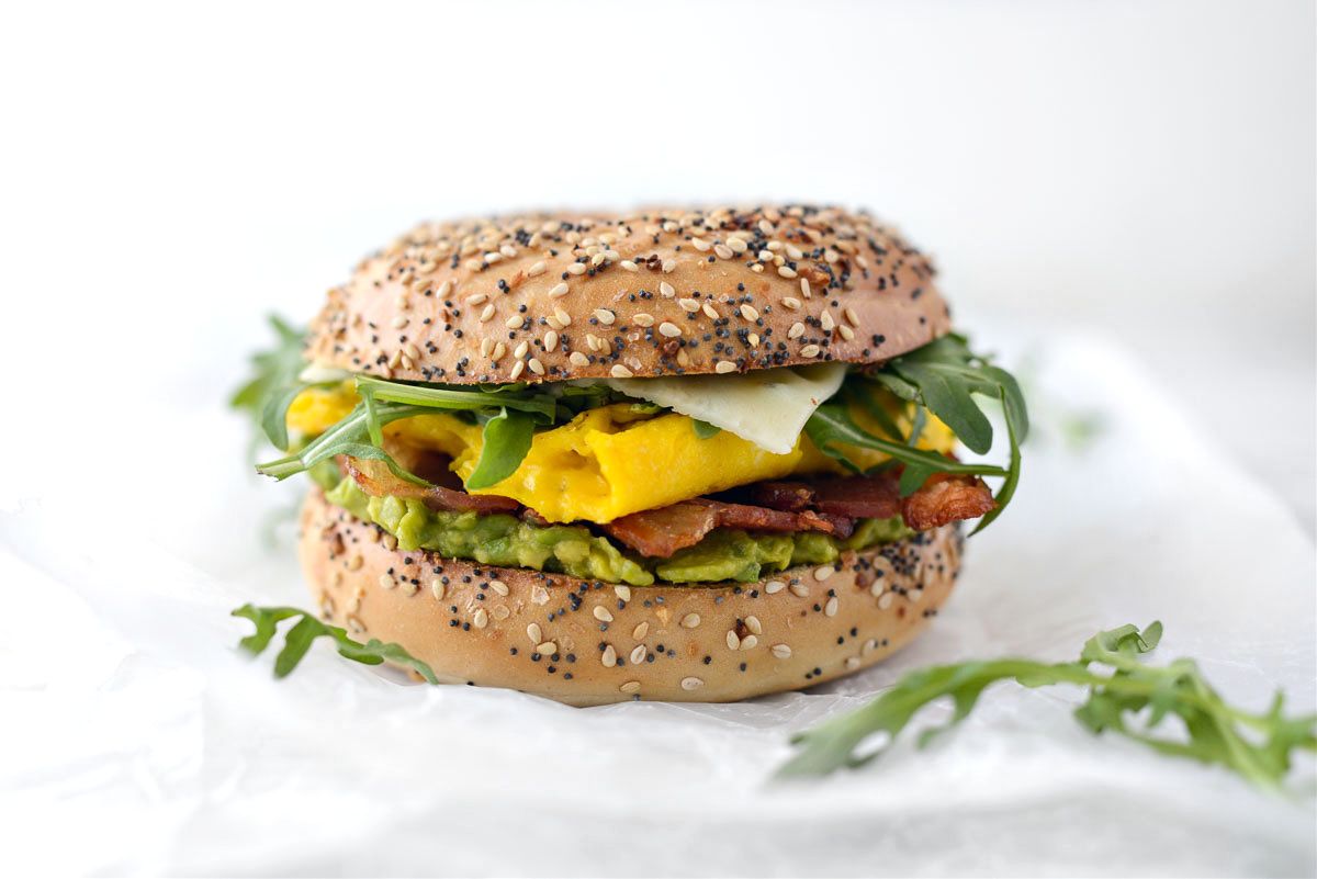 Peace_Cooking's tweet photo. This breakfast sandwich from Simply Scratch is a satisfying twist on the BLT. A toasted bakery bagel packed with mashed avocado, bacon, chive scrambled eggs, melty cheese and peppery arugula --- Everything Bagel Breakfast Sandwich https://t.co/wYyPipoI7b https://t.co/ugW369tJQr