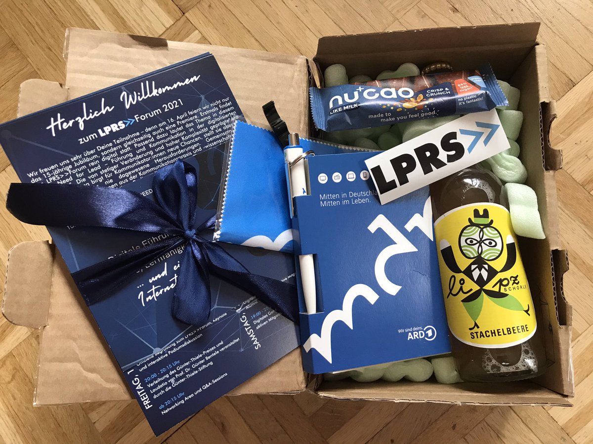 KarenBergerLE's tweet photo. Klingeling - die Post ist da 📦Das ist ja eine coole Überraschung! Danke @LPRS_eV für die Einstimmung zum #lprsforum 2021 #needforlead. Ich freu mich auf Freitagabend! https://t.co/wBbUSmazOm