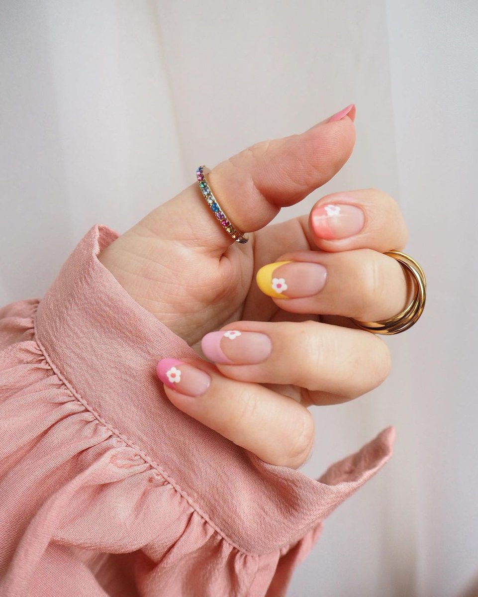 MavalaUK's tweet photo. It’s #Friyay and what better way to begin the weekend than with an adorable Spring themed manicure.
We’re taking inspo from @jadeannloves who used the shade Petunia on her little finger 🌼🌸
#Mavala #MavalaUK #PastelFiesta #ManiMonday #NailCollection #NewLaunch #InstaNails https://t.co/14vFD7JlIN