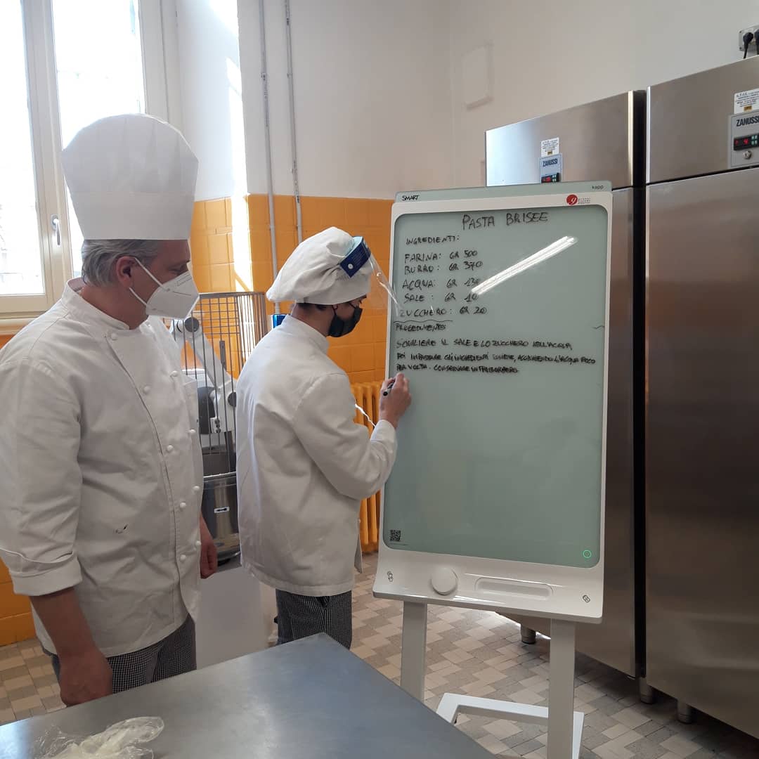 CanossaMagenta's tweet photo. Tecologia informatica &amp; pasticceria! https://t.co/zhKOpCpDnr