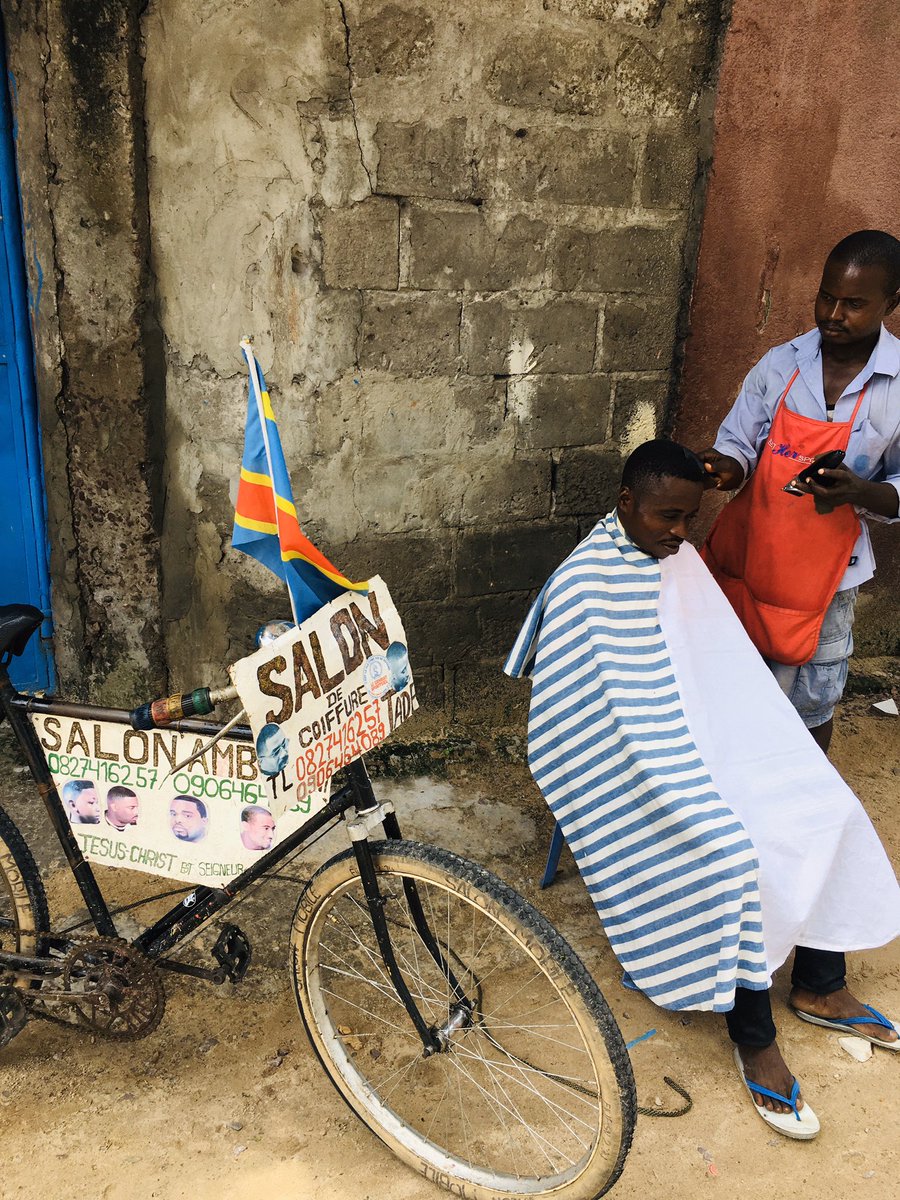 PLomemba's tweet photo. « J’ai rencontré ce monsieur aujourd’hui au chantier. Il est venu coiffer l’un de nos ouvriers. Il possède un salon de coiffure mobile(ambulant avec vélo). Ses contacts sont là. »
Merci de le promouvoir si possible 🙏🏾@central_sage @AndyBemba @AbedAchour https://t.co/eEX7ZWR1Fw