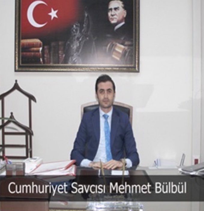 candundaradasi's tweet photo. Kendisini öncelikli muayene etmediği gerekçesiyle bir doktoru gözaltına aldıran Osmaniye savcısının adı MEHMET BÜLBÜL...
Birçok haberde tehdit edilen doktorun adı ve görüntüsü var; tehdit eden savcının adı ve fotoğrafı yok.
Tersi olmalı. https://t.co/Uzfn7PXue6