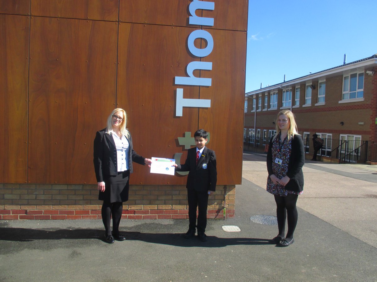 Southend Youth Council set up a key worker project, on behalf of the young people in the Borough, recognising the efforts and hard work of our keyworkers over the past year. Here is our Junior Environmental Officer, Noel presenting a certificate to his school @stmwestcliff 🙌🏻