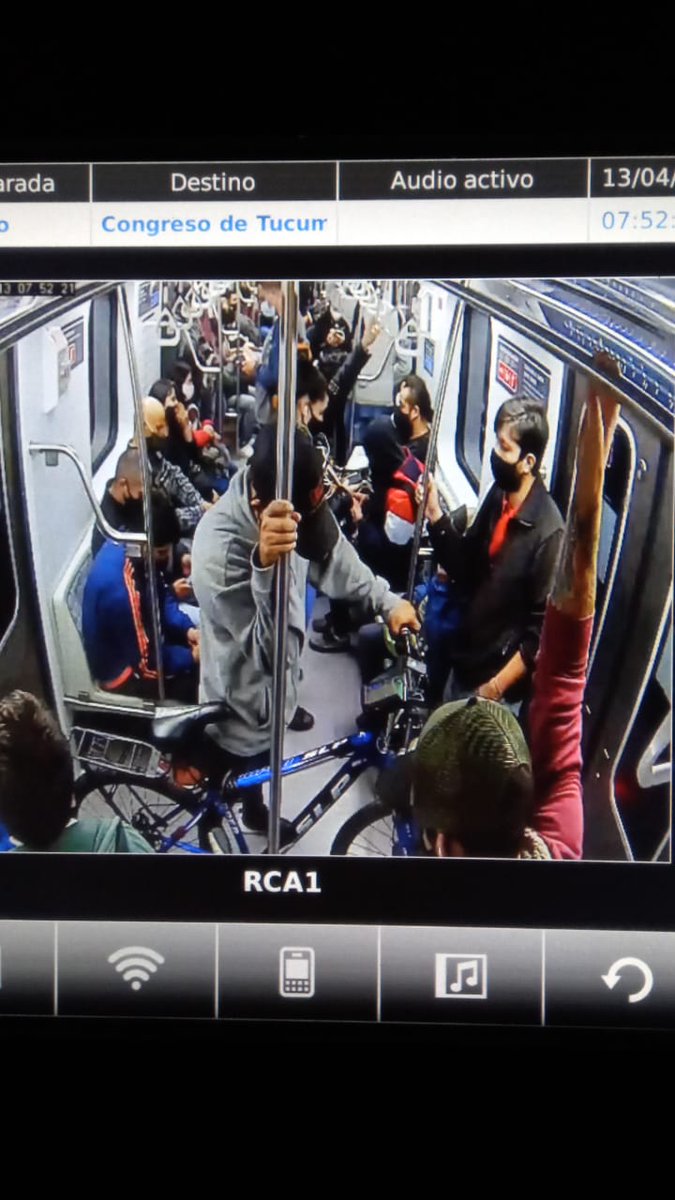 El Sarmiento y la línea D hoy. 

Un año y no le encuentran la vuelta al transporte público.