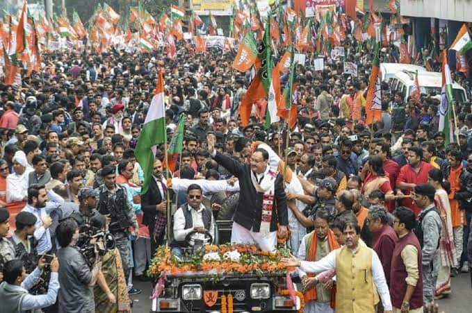 devtripathi193's tweet photo. ये सारे लोग कोरोना वैक्सीन की सारी खुराक ले चुके हैं बल्कि एक दो खुराक ज्यादे ही लिए है  और इन सभी लोगो के पास आरोग्य सेतु ऐप्प install है। और अंतिम बात इन सबका कोरोना रिपोर्ट नेगेटिव है ।
#तो आप सभी मास्क पहने और दो गज दूरी बनाए रखें
@DrKumarVishwas 
@abp
@aajtak https://t.co/DGFh0I8nF5