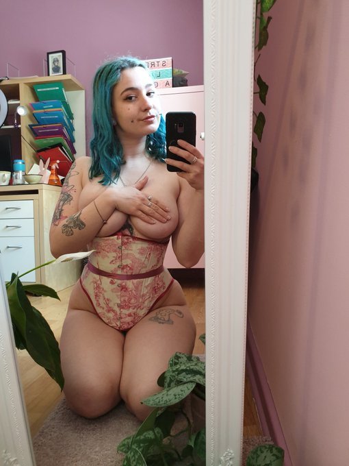 Nothing but my corset... 🤫 https://t.co/QzFciJHYXR