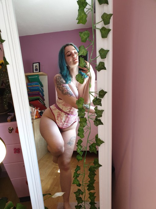 Nothing but my corset... 🤫 https://t.co/QzFciJHYXR