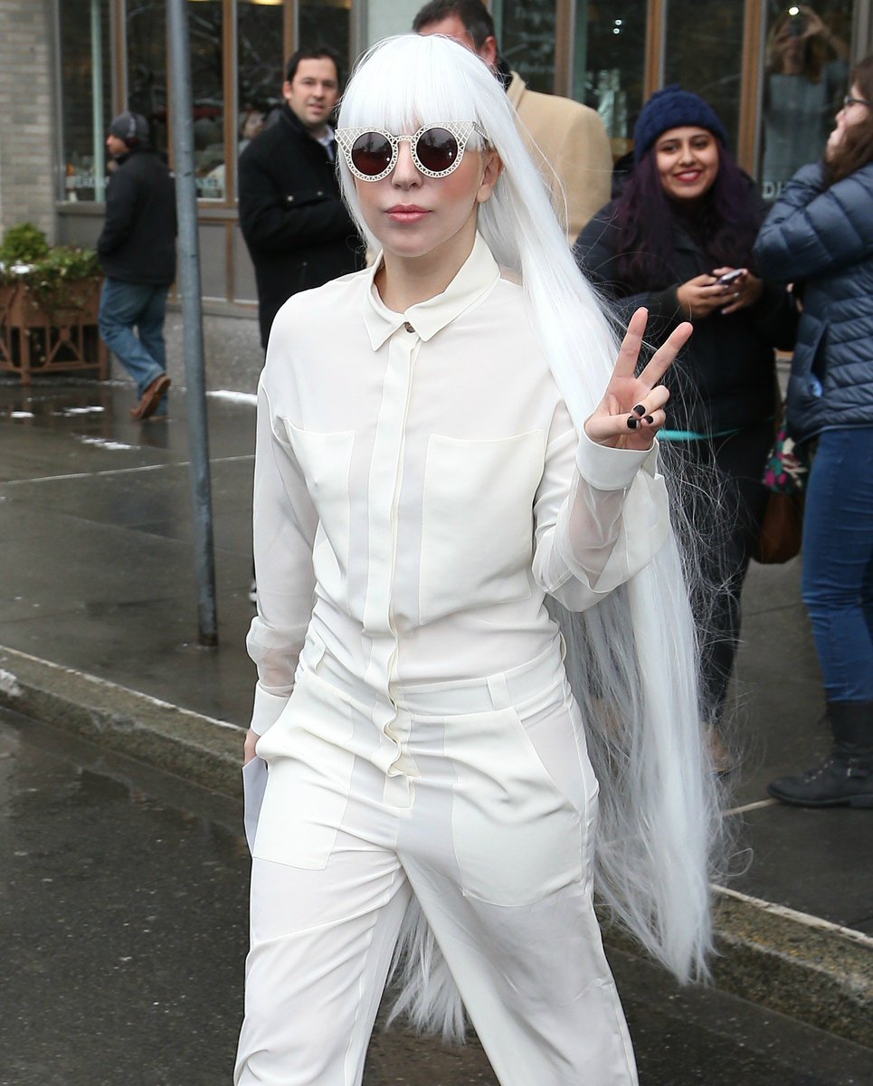 to celebrate the resurgence of the album, lets take a look back to my favorite thing about the ARTPOP era, it& #39;s street style, a thread:  #buyARTPOPoniTunes
