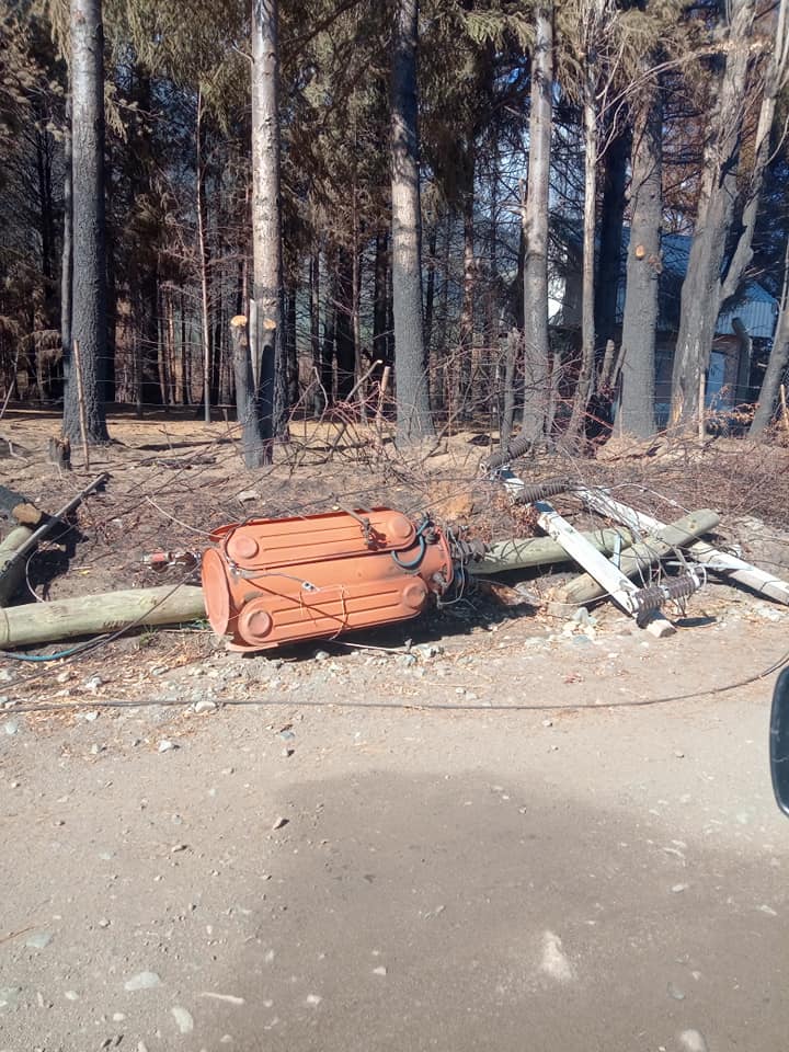 fmElChubut901's tweet photo. #RA Jonathan Huerta, vecino autoconvocado El Hoyo. Ya paso mas de un mes desde los incendios en la comarca andina y por un paro del personal de la delegación noroeste de servicios públicos #Chubut ellos continúan sin luz y agua. https://t.co/ZOeXI2g8kz