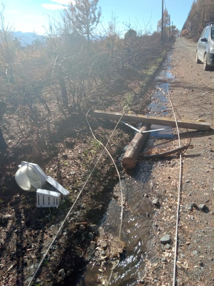 fmElChubut901's tweet photo. #RA Jonathan Huerta, vecino autoconvocado El Hoyo. Ya paso mas de un mes desde los incendios en la comarca andina y por un paro del personal de la delegación noroeste de servicios públicos #Chubut ellos continúan sin luz y agua. https://t.co/ZOeXI2g8kz