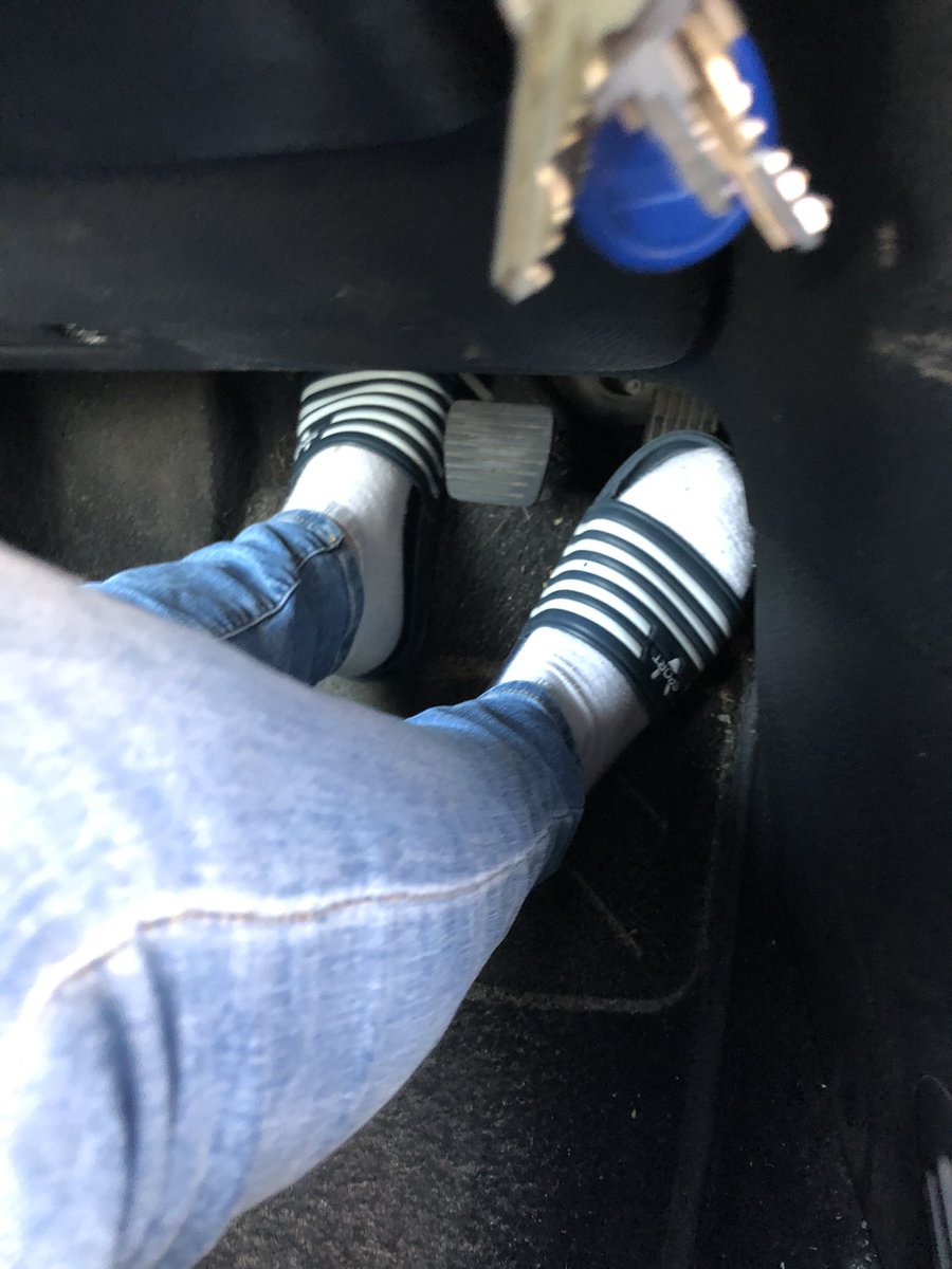 mary_lynnW's tweet photo. Dit is wat de #toeslagenaffaire doet. Je hoofd zit zo vol, dat je op je slippers je kind naar school brengt. 🤷🏼‍♀️🤦🏼‍♀️ 

Gelukkig is het bijna zomer.

#schiet #op https://t.co/2RpDaNSUQM