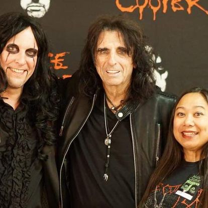 ShockOperaPlay's tweet photo. Hey, @alicecooper @NightswithAlice! It's my wife Julia's 51st birthday. She's a road doctor on the front lines & she produced a play about the ACG! Do you have a moment to send her a b-day tweet? TY. We hope you're safe! Love, Dyl #shockopera #AliceCooper https://t.co/nSsWhzOxC9 https://t.co/XGuMNt9ZQ5