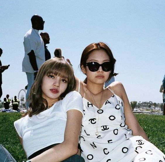 jenlisazone's tweet photo. JENLISACHELLA #JENLISA https://t.co/YSMXGrxWRH