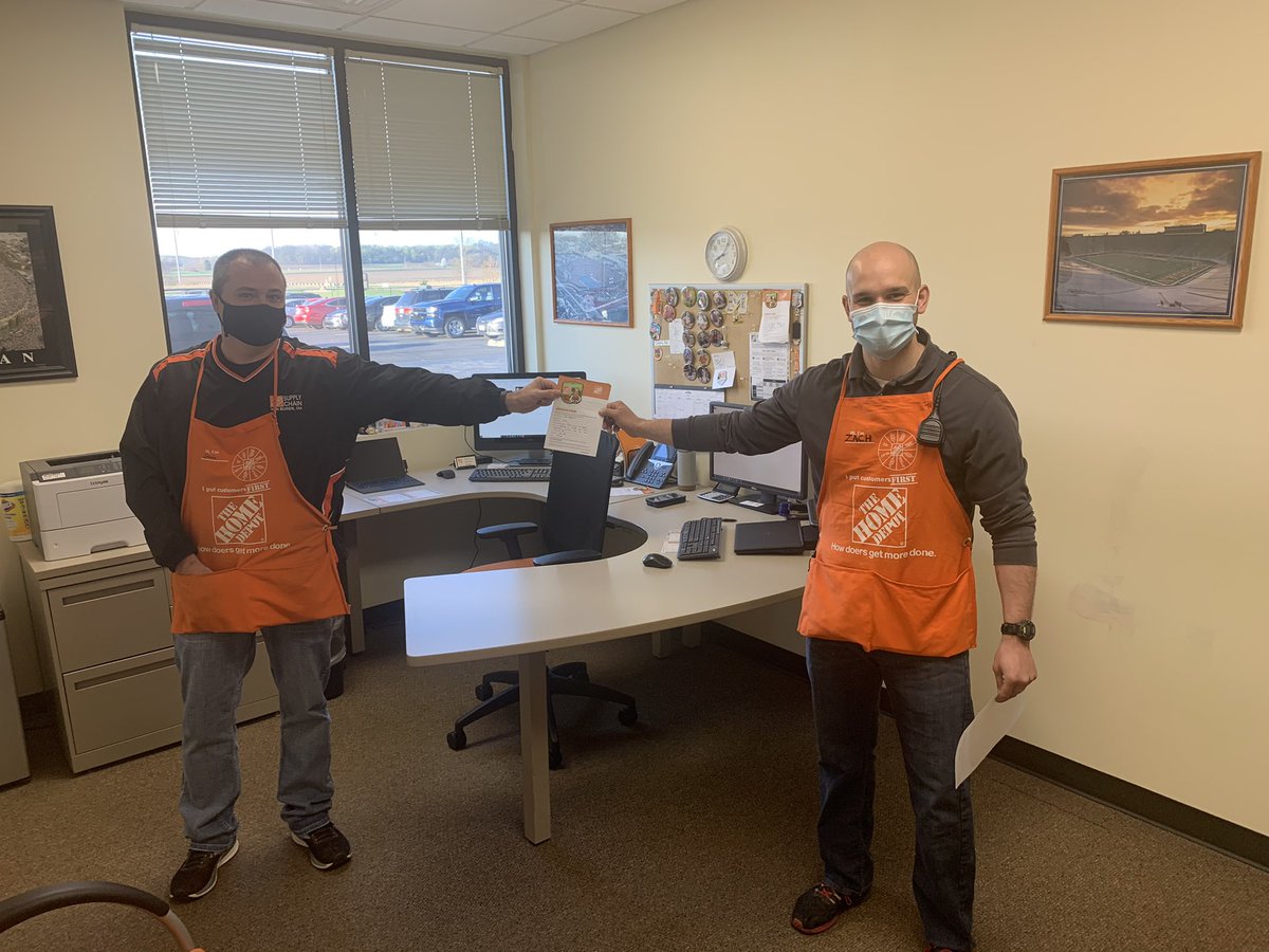 Shaun Ponn recognizing Zach Ellifritz for ensuring conditions were set up and scoring a 96% on his audit!@PonnThd <a href="/ZacharyEllifri1/">Zachary Ellifritz</a> <a href="/THDChrisOrsini/">Chris Orsini</a>