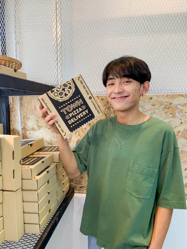 forfirstanuwat's tweet photo. #พรีเซนเตอร์หล่อบอกต่อด้วย
ร้าน @town เปิดสาขาใหม่แล้ว #ติดถนนโพธิ์แก้ว3แยก1
มีเมนูหลากหลาย รวมทั้ง Coffee ☕️/ Bakery 🍞/ Pizza 🍕/ ข้าว🍚 / ของทานเล่น🍟ไว้จุดเดียว
#firstanuwat #forfirstanuwat https://t.co/sJkvPQnsMz