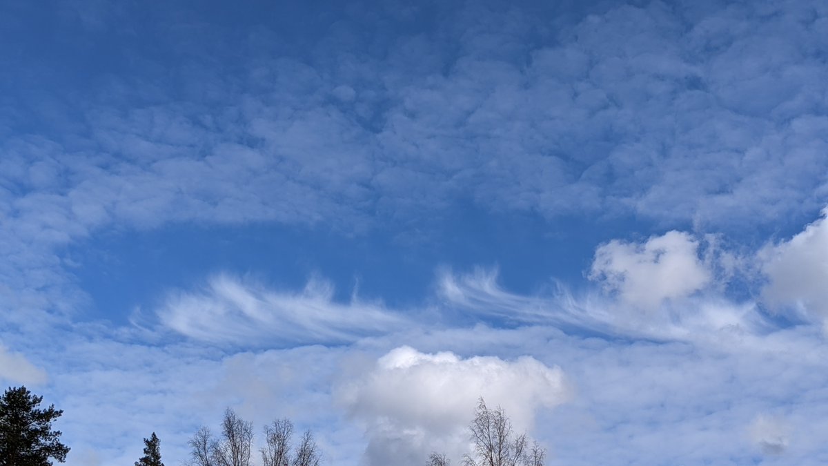 UTC-12 Havaittu reikäpilvi altocumuluksessa.