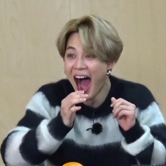 bemyjoon's tweet photo. LA CARITA DE JIMIN CUANDO LA MAMÁ DE JUNGKOOK LE DIJO “Jimin te amo” 😭💜 

I vote for #Dynamite by @BTS_twt for #BestMusicVideo at the #iHeartAwards https://t.co/Uromzwh7Ou