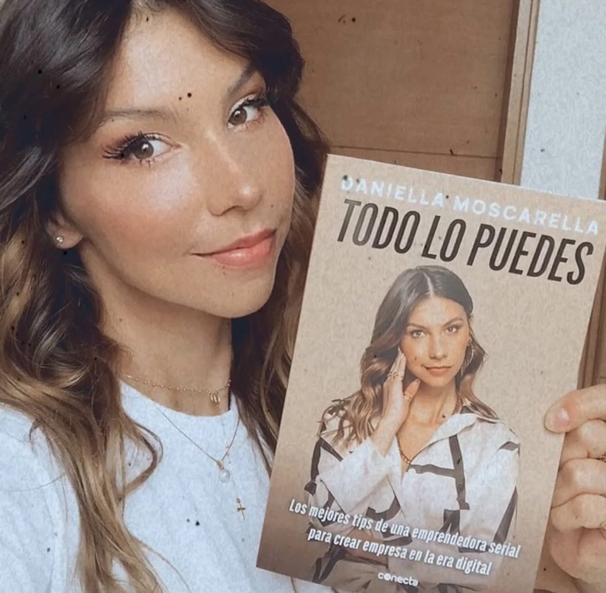 MoscarellaD's tweet photo. ¡SE ACABÓ LA CUENTA REGRESIVA! ¡SORPRESA! 💥📖❤️ Hoy quiero compartirles este sueño de vida cumplido, mi libro de emprendimiento “Todo Lo Puedes” el que tanto me soñé y le pedí a Dios durante años. Hoy, es una realidad. #todolopuedes @Penguinlibrosco https://t.co/Xt5ZMIIdpC
