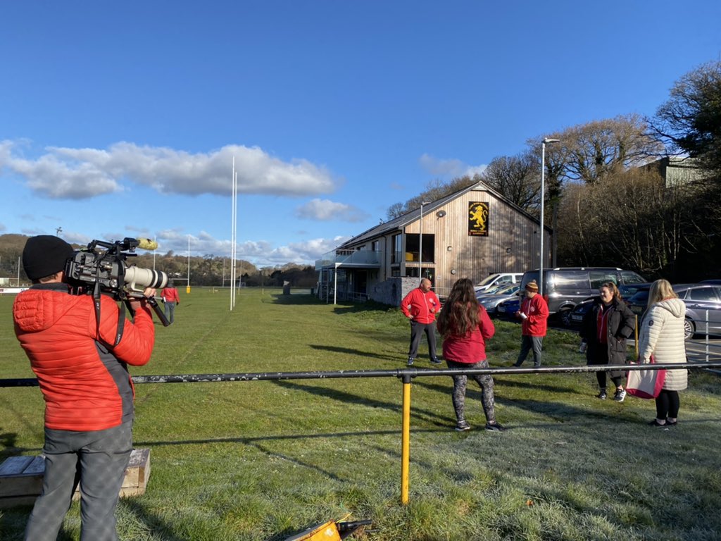 LisaGwilym's tweet photo. 🎥 Be oedd y 5 Arweinydd yn neud yng nghlwb rygbi Bethesda penwythnos yma?
Tasg gyntaf y gyfres efo seren o’r byd rygbi... Pwy? Beth? Pam? Sut?! 
Atebion i gyd heno! 
📺 @ffitcymru @S4C 9yh https://t.co/aSx5soU1ri