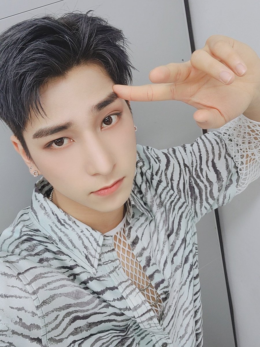 BAE173_member's tweet photo. [#한결]
오늘 더쇼에서 저희들의 쇼 보신 분!
보셨으면 칭찬합니다 오늘은 특별하게 수록곡까지 해 봤는데요!
수록곡 I Can't Sleep 또한 좋으니까 마니마니 들어주세요!!!
#BAE173 #비에이이173
#HANGYUL https://t.co/WQH7aKK2W7