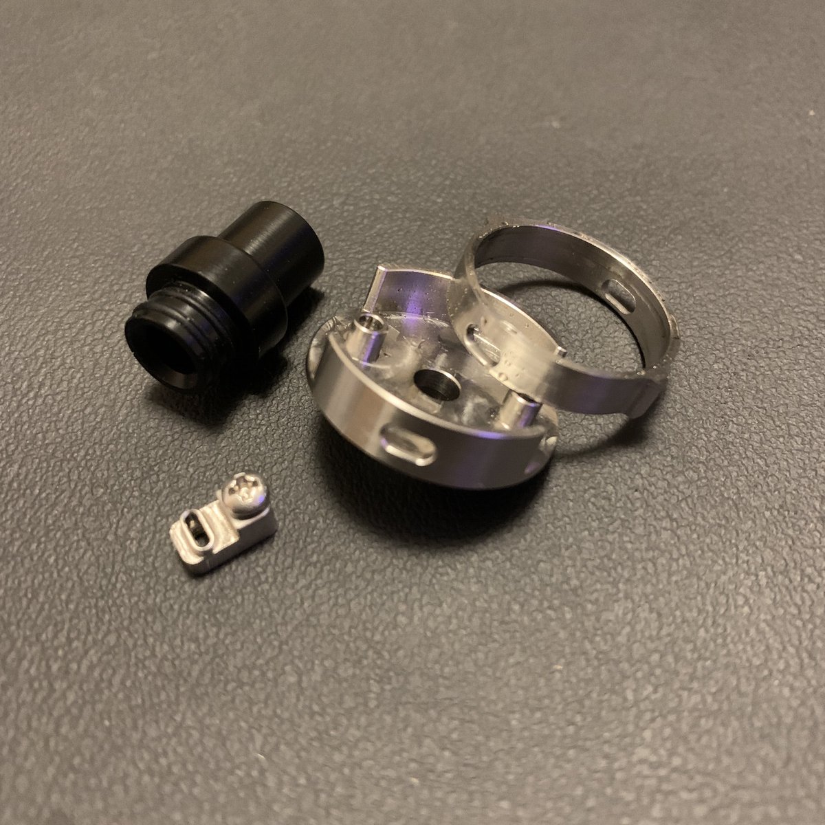 coredesign_jp's tweet photo. DEFINITIVE ONE 通称https://t.co/M3vBCZVIFwの詳細情報です✨

基本セットはMTLショートタンクとロングタンクキットになります！
※写真はプロトタイプです

また、今回の一番の目玉は2枚目の写真のDLキットです！

これでデッキの下のエアーパーツを入れ替えるとDLタンクに変える事が可能です💎 https://t.co/dnAlRdpJk1